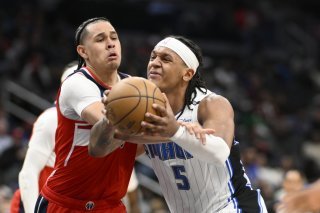 Kyshawn George (à gauche) et les Wizards ont subi la loi du Magic de Paolo Banchero (5) vendredi KEYSTONE/AP/Nick Wass